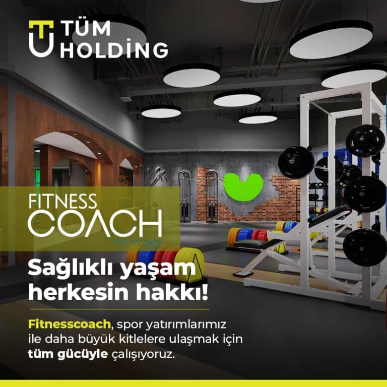 Bu fotoğrafta lüks bir spor salonu gözüküyor. Bu fotoğrafın üzerinde Tüm Holding ve Fitness Coach logoları ön plana çıkıyor. Görselin üzerinde sağlıklı yaşam herkesin hakkı yazıyor. Bu görselin bir sosyal medya gönderisi olduğu görülüyor.