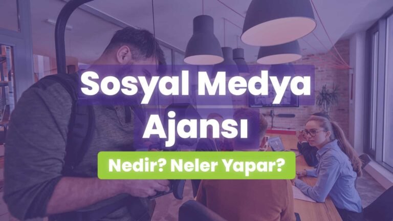 Bu fotoğrafta online toplantı yapan sosyal medya ajansı çalışanları görülüyor. Ön planda kamerasına bakan bir fotoğrafçı arkasında masada toplantıya katılan ajans çalışanları onların da arkasında televizyon ekranında toplantıya katılan müşterileri yer alıyor. Fotoğrafın üzerinde sosyal medya ajansı nedir neler yapar yazıyor.