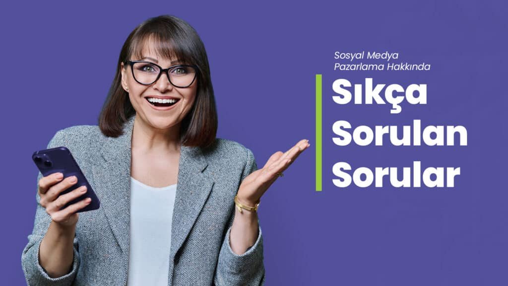 Gülümseyen bir kadın, sosyal medya pazarlama hakkında sıkça sorulan sorular bölümünü temsil ediyor.