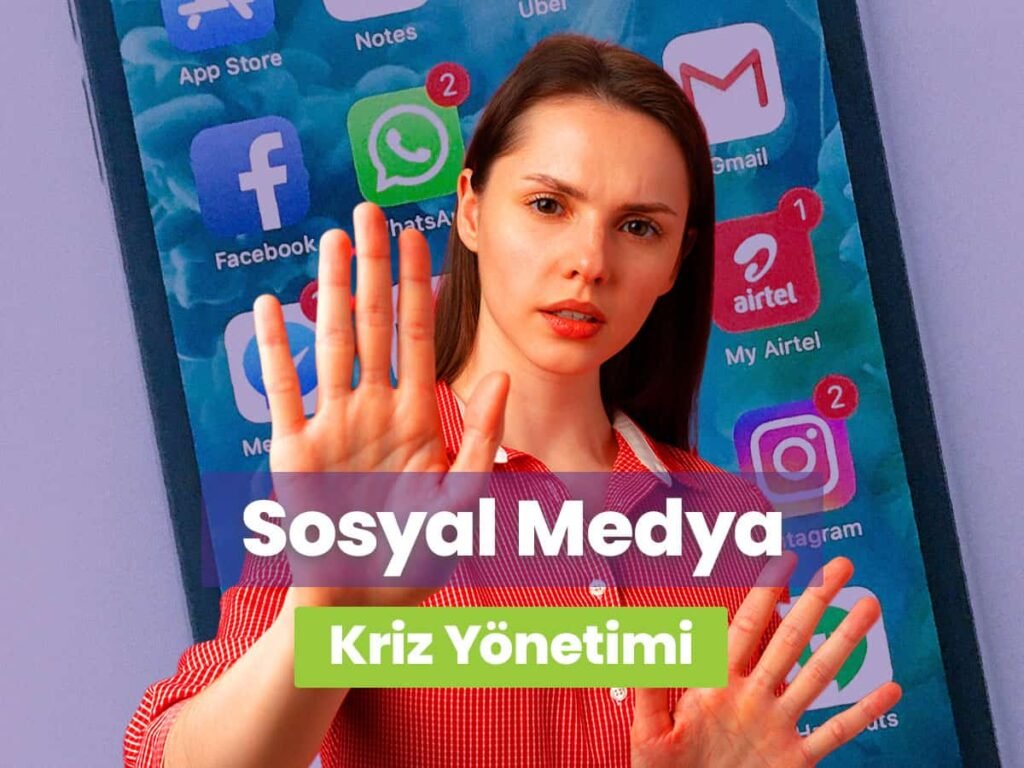 Bu fotoğrafta telefon ekranında sosyal medya uygulamaları görünürken avuç içini gösteren bir kız yer alıyor. Fotoğrafın üzerinde Sosyal medya kriz yönetimi yazıyor