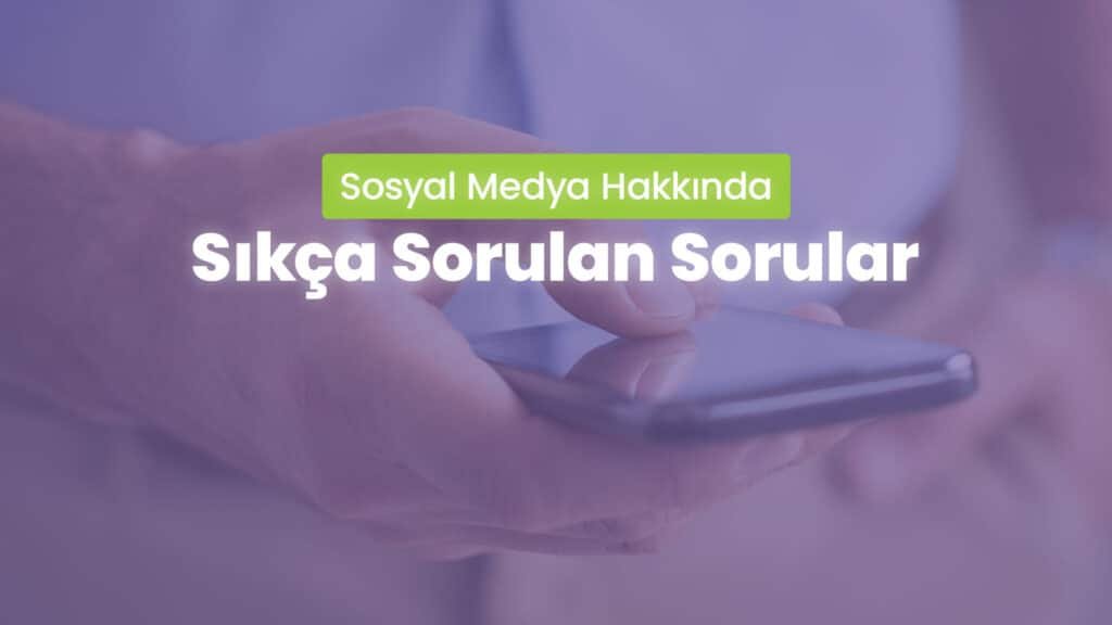 Bu görselde elinde akıllı telefon tutan bir fotoğrafın üzerine Sosyal Medya Hakkında Sıkça Sorulan Sorular yazdığı görülüyor