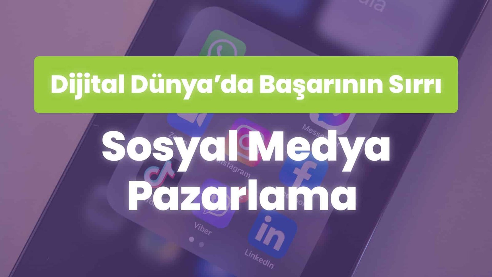Dijital Dünya'da Başarının Sırrı: Sosyal Medya Pazarlama başlığı, bir akıllı telefon ekranında çeşitli sosyal medya uygulamalarının simgeleriyle birlikte.