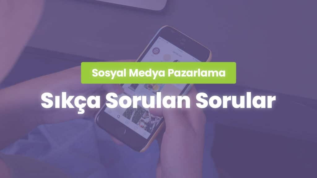 bu görselde elinde akıllı telefon tutan bir erkek görseli üzerinde Sosyal Medya Pazarlama Sıkça Sorulan Sorular yazıyor.