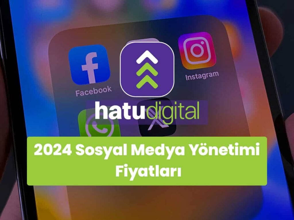 Bu görselde elindeki akıllı telefonda sosyal medya logoları olan fotoğrafın üzerinde hatu digital logosu ve 2024 sosyal medya yönetim fiyatı yazıyor