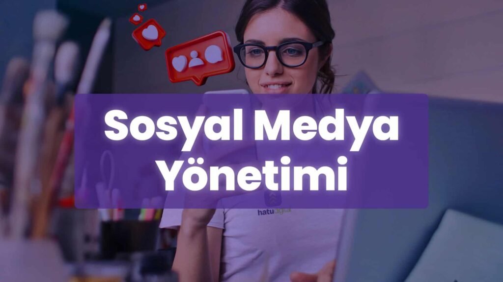 bu görselde sosyal medya yönetimi yapan bir kız akıllı telefonuna baktığı fotoğrafta sosyal medya yönetimi nedir anlatılıyor