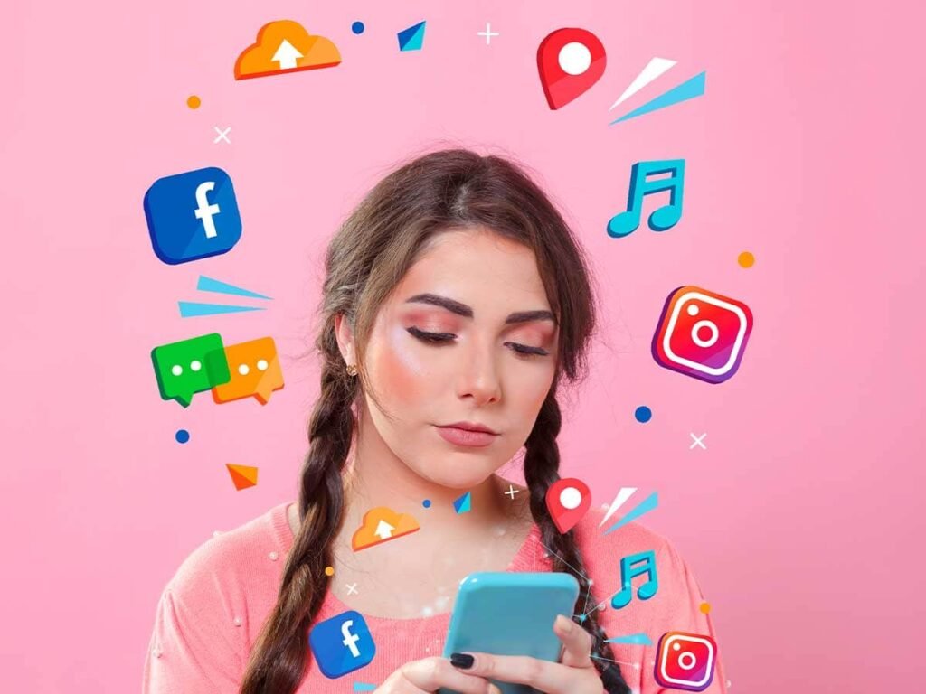 Pembe bir arka plan önünde duran bir kadın, elinde telefonunu tutuyor ve ekrana dikkatle bakıyor. Etrafında sosyal medya uygulamalarının simgeleri uçuşuyor. Facebook, Instagram, müzik simgeleri ve mesajlaşma ikonları dikkat çekiyor. Kadının saçları örgülü ve yüzünde makyaj var. Simgeler, dijital dünyanın ve sosyal medya etkileşimlerinin görselleştirildiği bir sahne oluşturuyor.