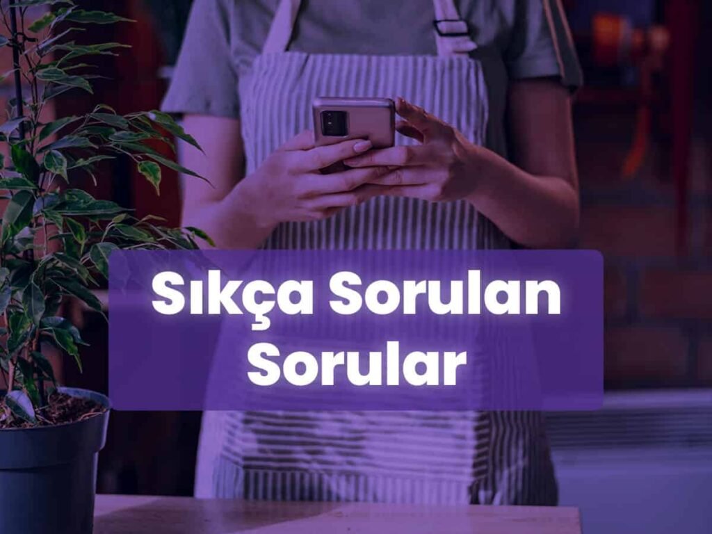 Bir kişinin telefonla içerik hazırlarken yer aldığı ve üzerinde "Sıkça Sorulan Sorular" yazan görsel.